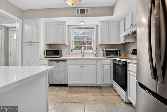 Building Photo - 7716 Tiverton Dr