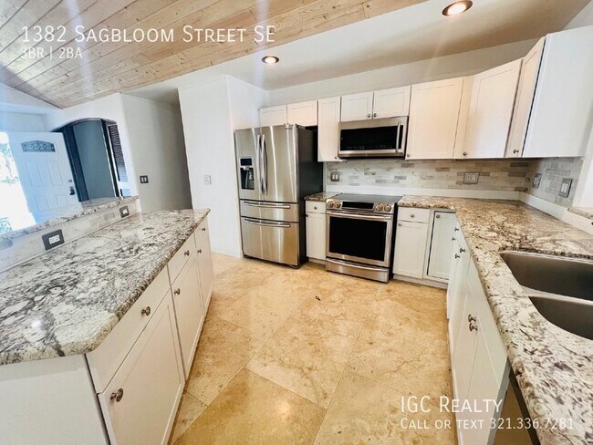 Building Photo - Cozy 3 Bedroom Home with Granite Counterto...