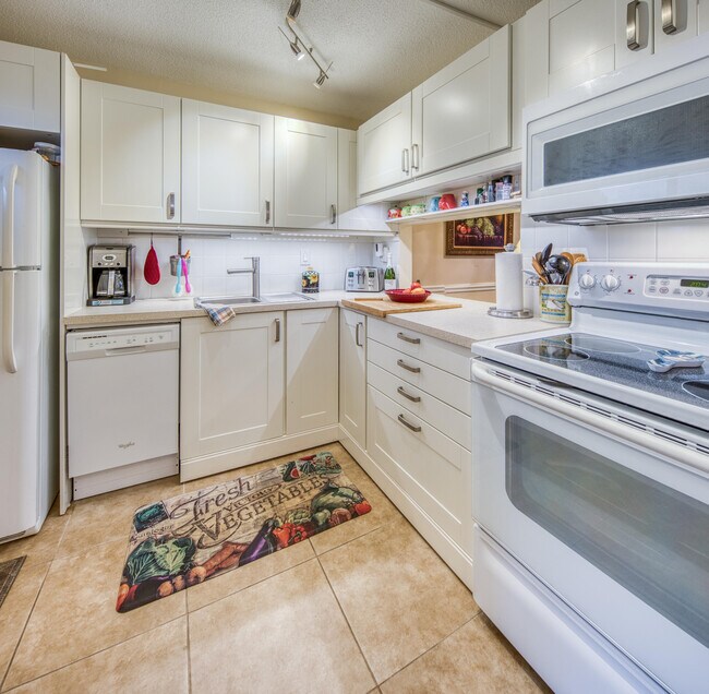 Building Photo - 2728 Garden Dr N