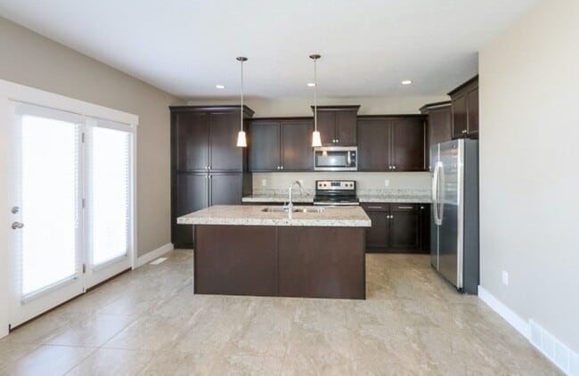 Foto del edificio - Beautiful Taylorsville Townhouse