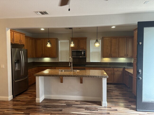 Foto del edificio - 3904 Purple Finch Ln