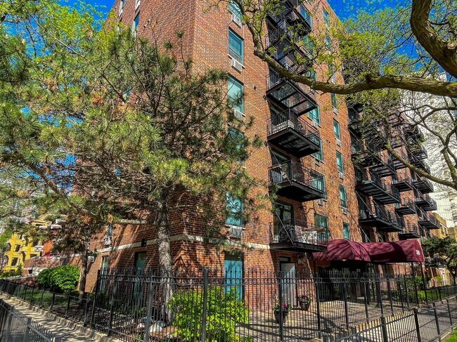 Building Photo - 3900 N Pine Grove Ave