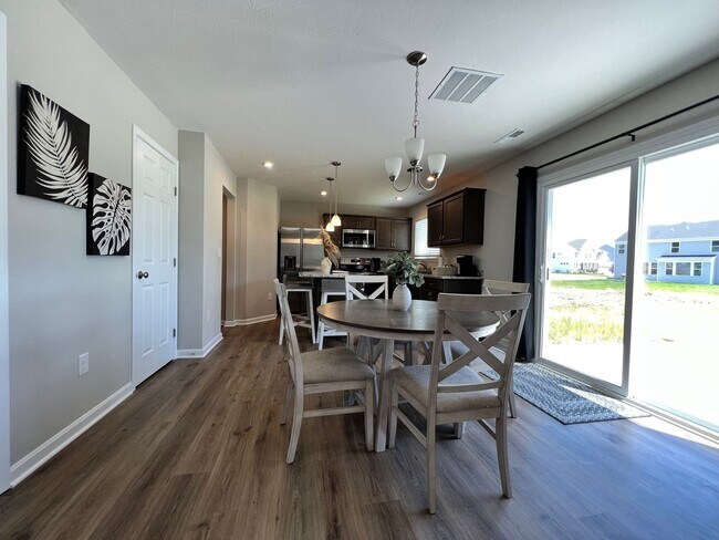 Foto del edificio - 7876 Ellington Ct