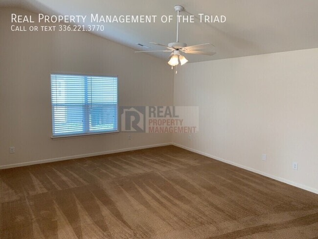 Building Photo - 3724 Hillrise Dr