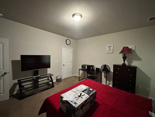 Foto del edificio - Fully Furnished Suite for Rent in Seven Hi...