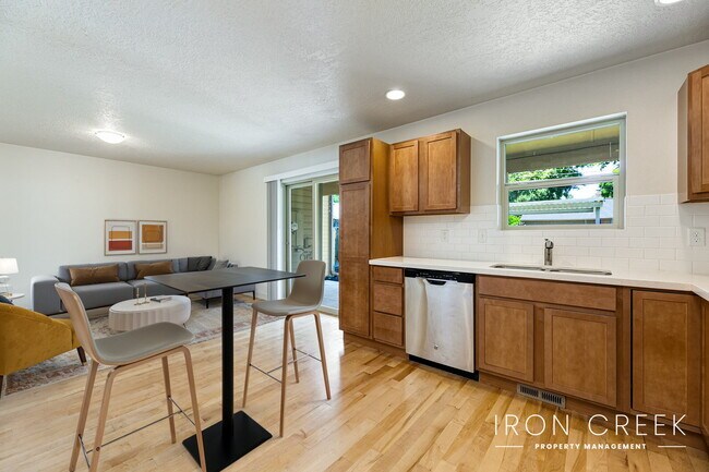 Foto del edificio - Open Floorplan Townhome with 3 suites