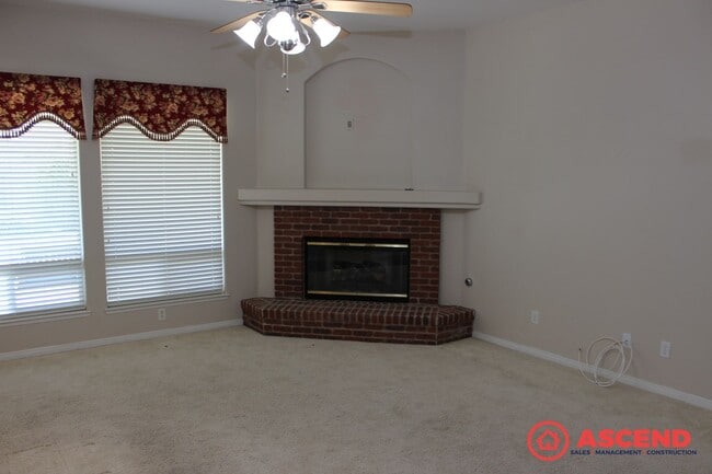 Building Photo - Spacious 4 Bed / 2 Bath Home with Pool & Fireplace in Northwest Bakersfield (93312)
