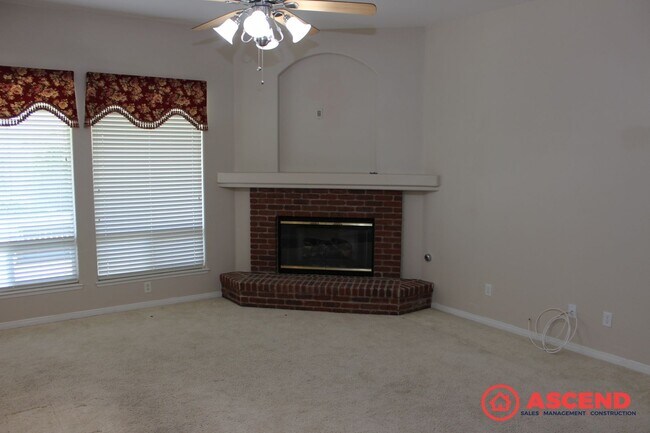 Foto del edificio - Spacious 4 Bed / 2 Bath Home with Pool & Fireplace in Northwest Bakersfield (93312)