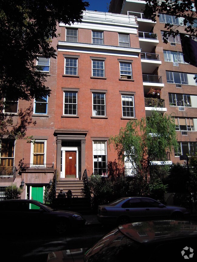 Building Photo - 19 W 12th St