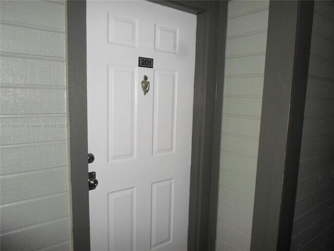 Foto del edificio - 20760 NE 4th Ct