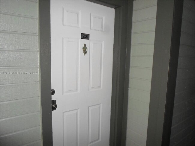 Building Photo - 20760 NE 4th Ct