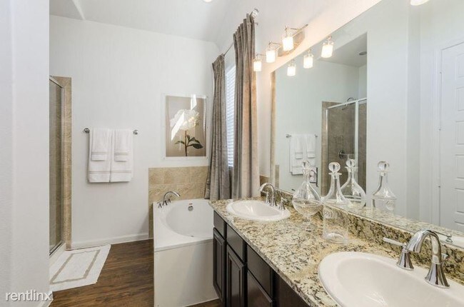 Foto del edificio - 5300 Serene Hills Dr