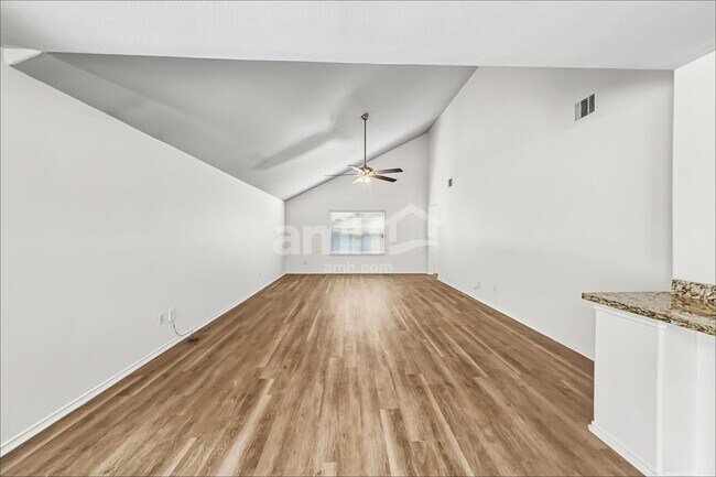 Foto del edificio - 7211 Alava Dr