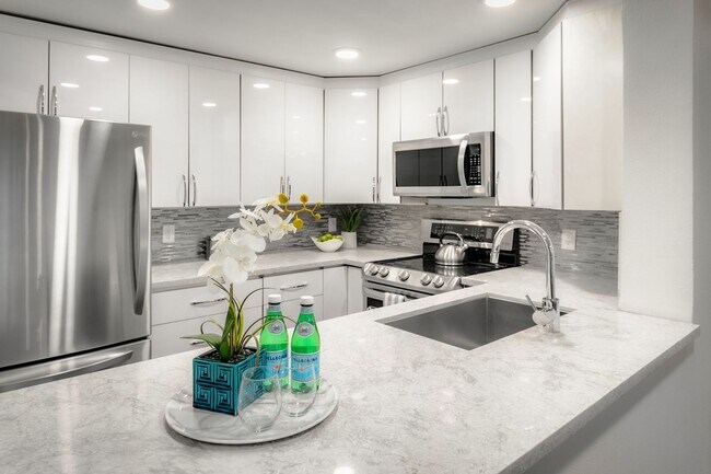 Foto del edificio - Spacious Condo on Main St. Bellevue!!