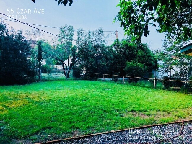 Charming 2 bedroom with large grassy yard ... photo'