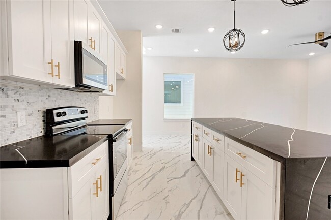 Building Photo - 5908 St Augustine St