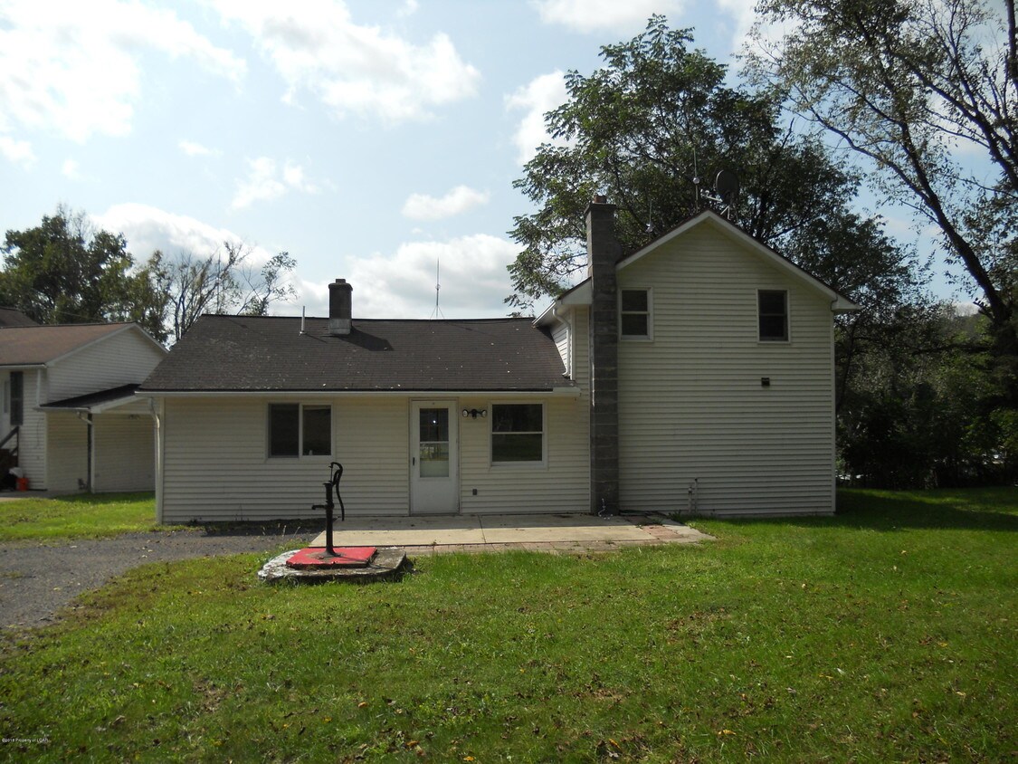 6 Rays Ln, Dallas, PA 18612 Room for Rent in Dallas, PA