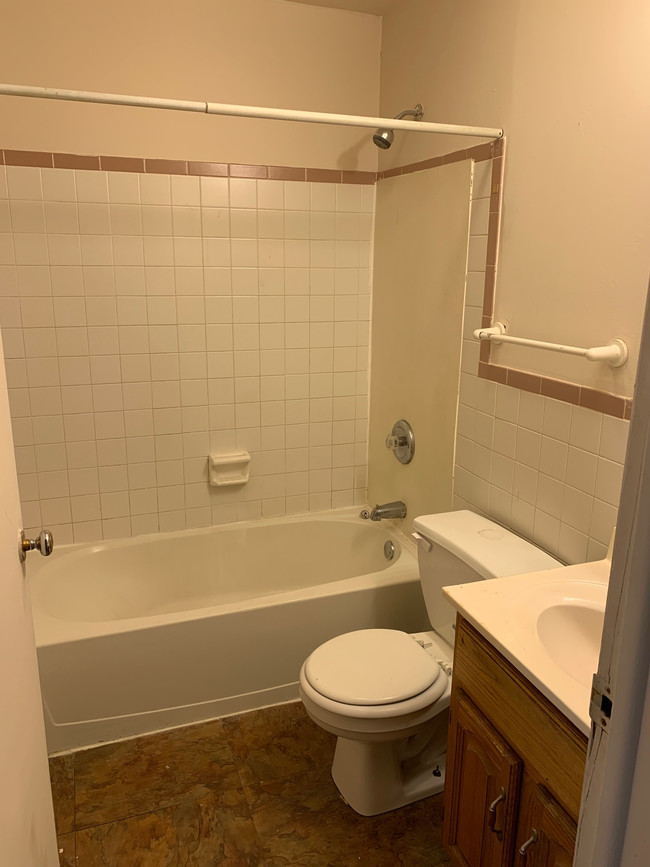 Building Photo - 1419 Holly Hill Dr