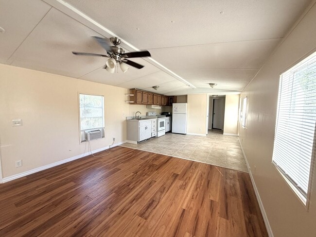 Foto del edificio - FIRST MONTH'S RENT FREE! 2/1.5 IN SPRINGWO...