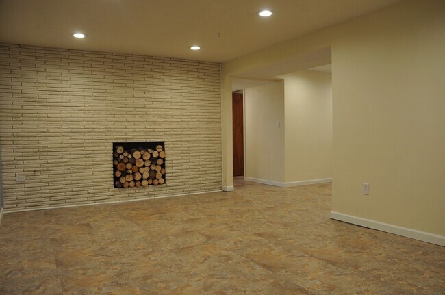 Building Photo - Basement Apartment, 2 bed 1 bath close to ...