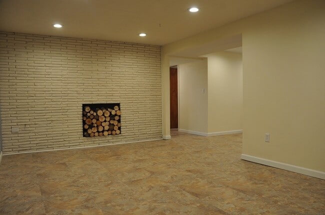 Building Photo - Basement Apartment, 2 bed 1 bath close to Food Trucks on Best