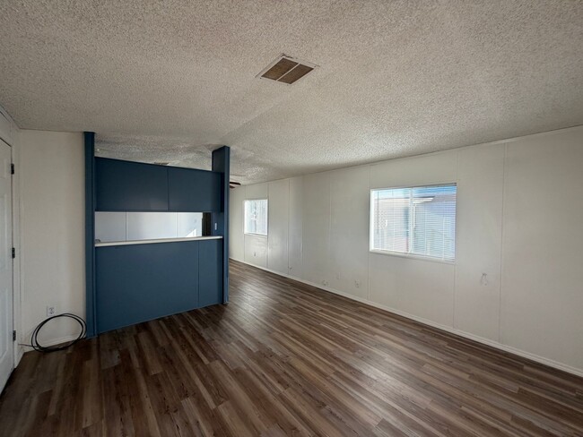 Building Photo - cute and cozy