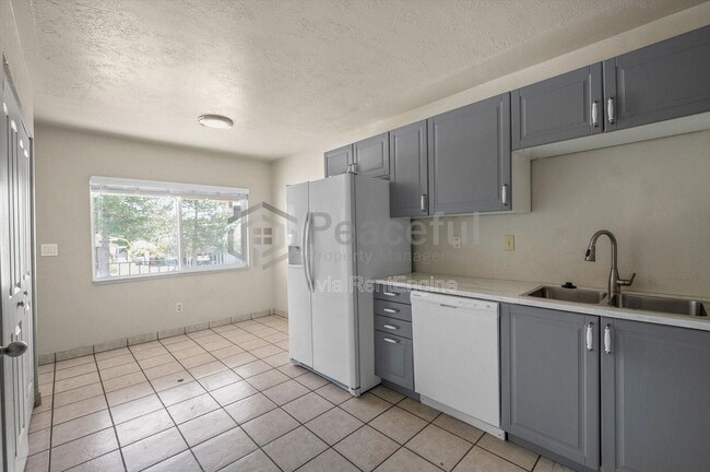 Foto del edificio - 1425 Mandalay Rd W