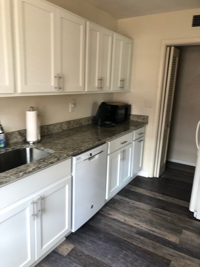1 bed/ 1 Bath Kitchen - Embassy House