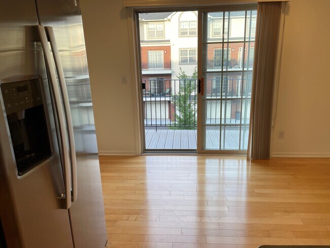 Nueva terraza Trex y pisos de madera noble en la cocina. - 1407 Ashford Ct