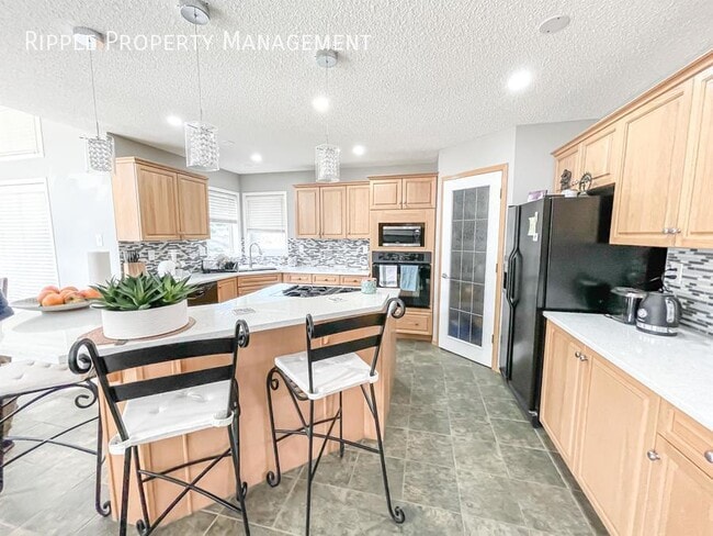 Photo du bâtiment - INCREDIBLE LARGE 3 BEDS/2.5 BATHS HOUSE