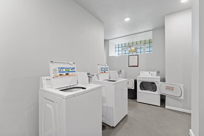 Building Photo - 408 Academy St