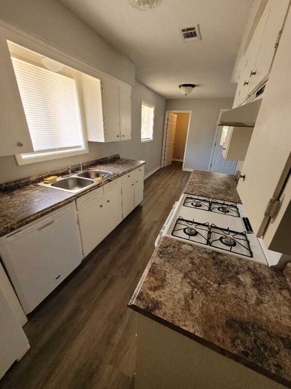Building Photo - 2310 Beach Dr