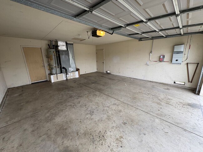 Foto del edificio - Charming home with Pool in Tulare Rent Ready!