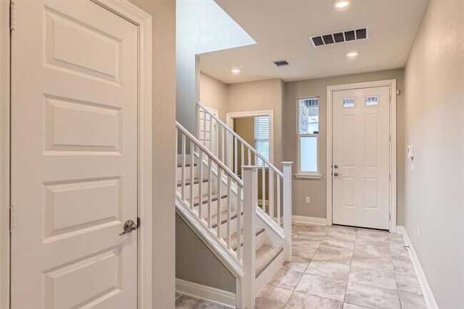 Building Photo - 1609 Arial Dr