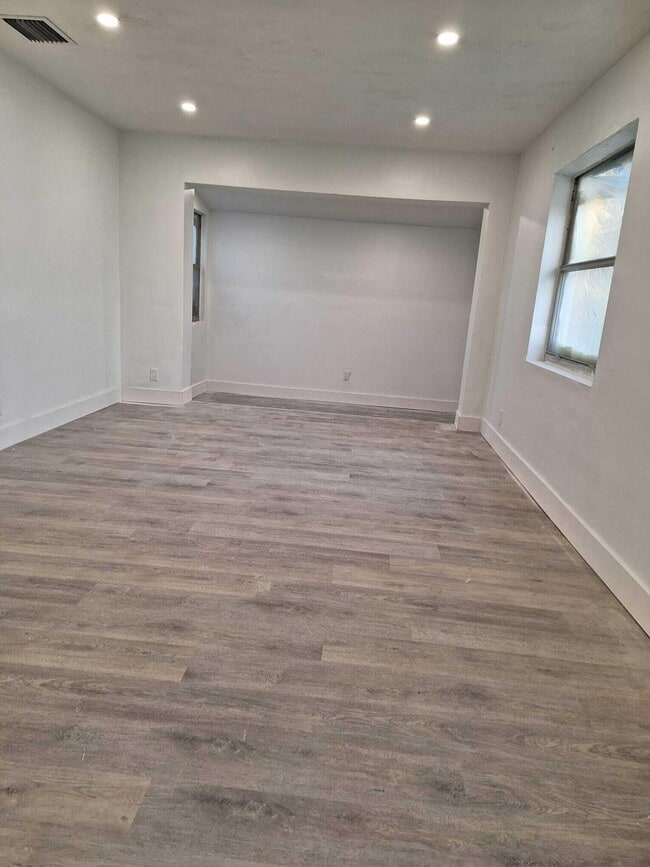 Building Photo - 1000 W 1st St