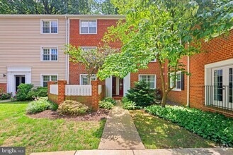 Building Photo - 2631 S Walter Reed Dr