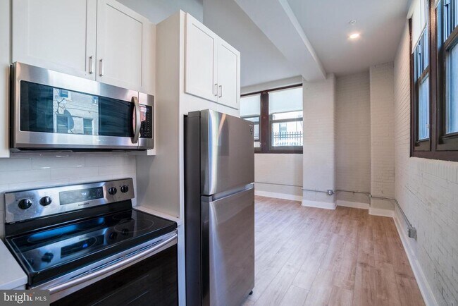 Building Photo - 1300 S 19th St