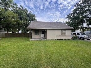 Building Photo - 906 Llano St