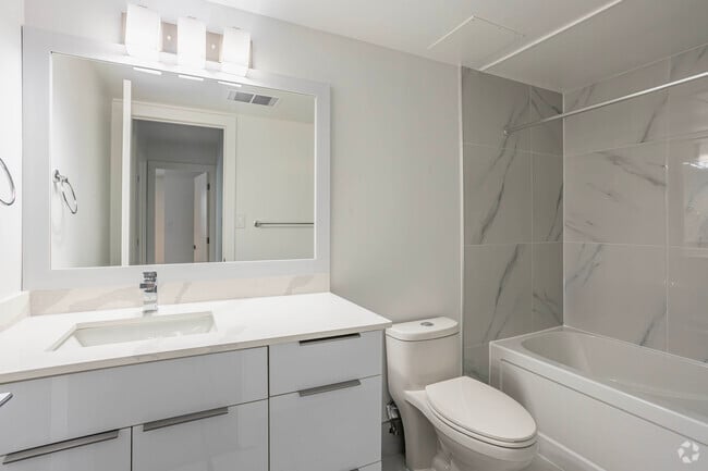 2BR, 1BA - 1014SF - York Tower