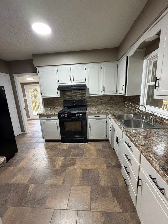 Foto del edificio - Move in Special - 3bed 2 bath in KCK off Turner and I-635