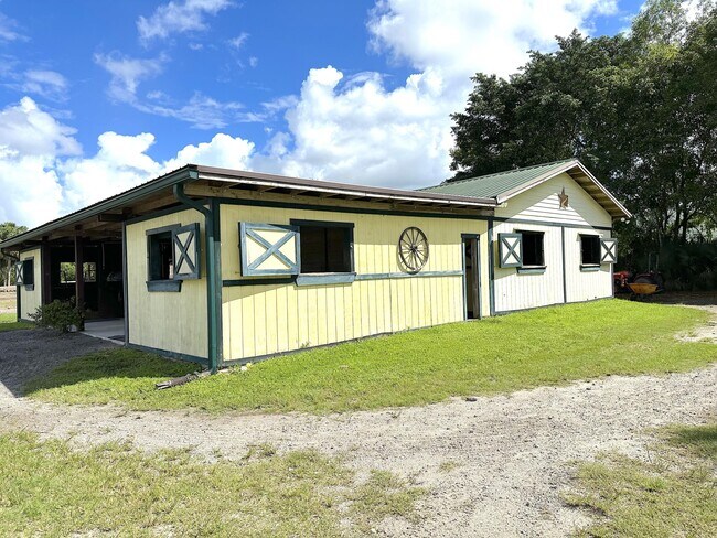 Building Photo - 14345 33rd Pl N