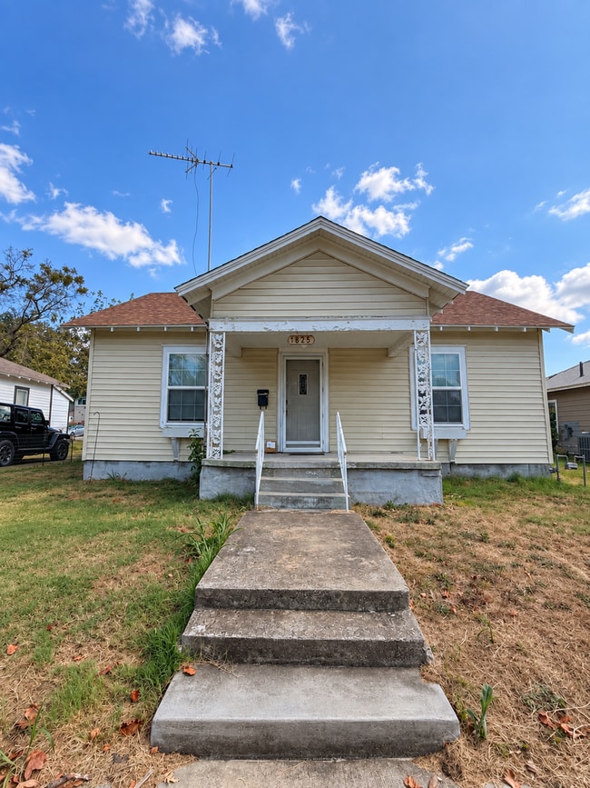 Building Photo - 1825 Annie Baxter Ave