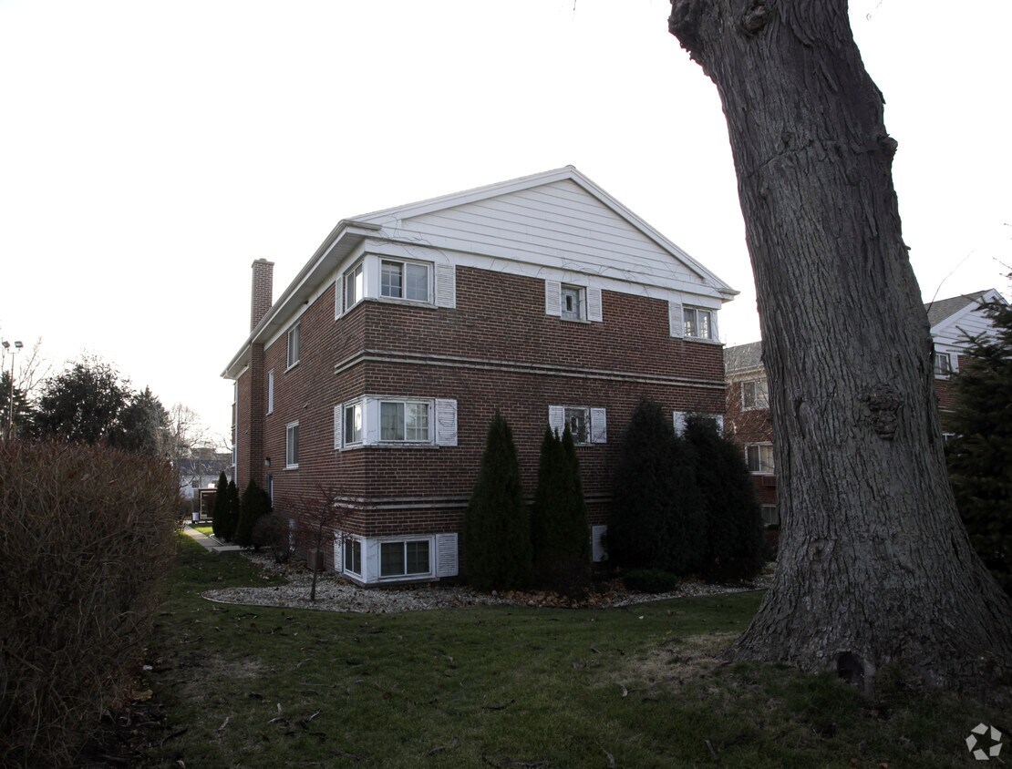 Primary Photo - 104 W Douglas Ave