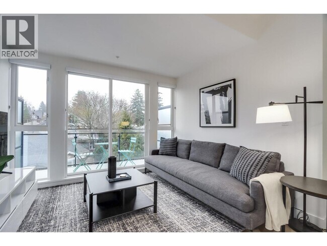 Photo du bâtiment - 422 E 3rd St