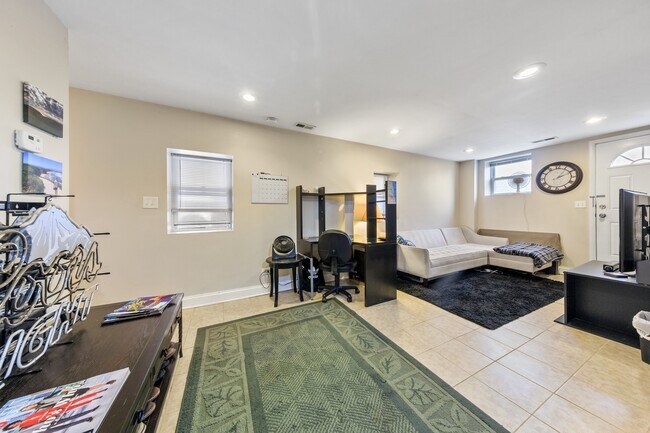 Building Photo - 921 S Oakley Blvd
