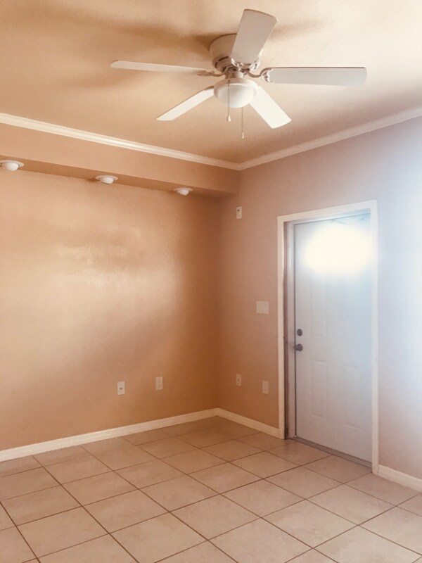 Living room - 1315 N US Highway 1