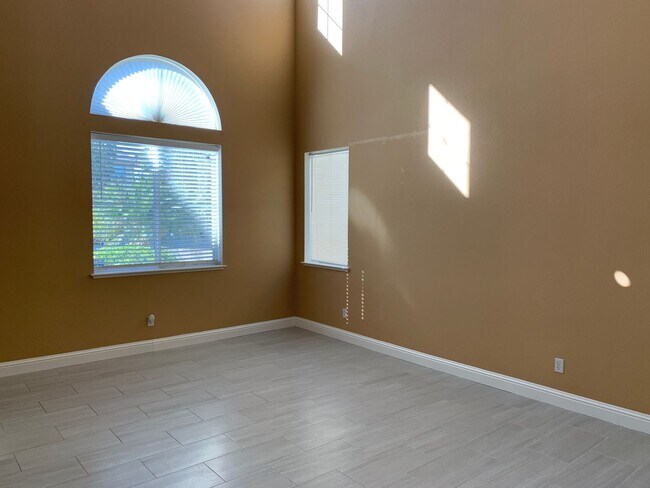 Foto del edificio - Beautiful 2 Story Home Ready To Be Called ...