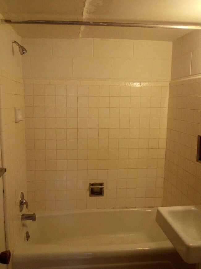 Baño - 1051 S 4th Ave