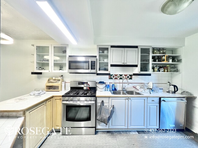 Building Photo - Modern 4-Bedroom Freehold Townhouse – 1,20...