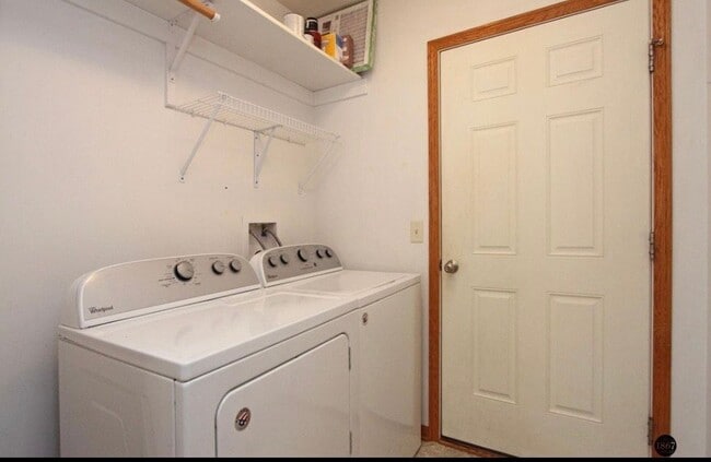 Building Photo - 6028 Glenbrook Ln